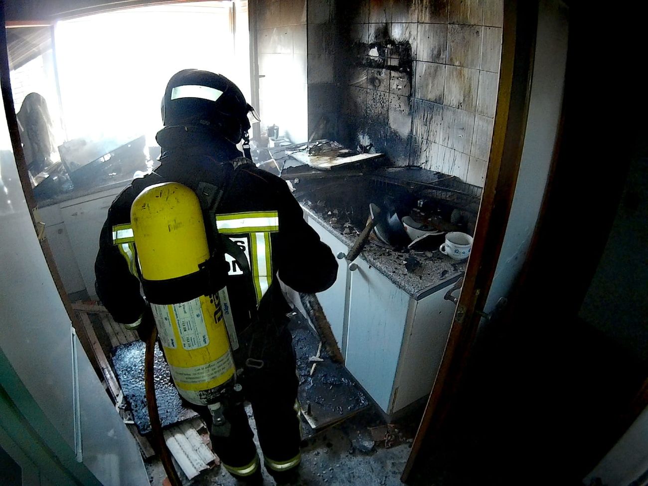El incendio de una campana extractora provoca serios daños en una vivienda